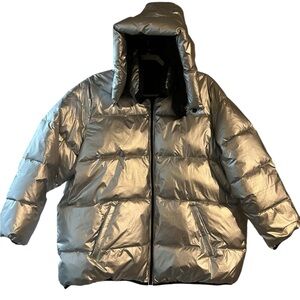 Mens/Women silver puffer coat with hood XL.